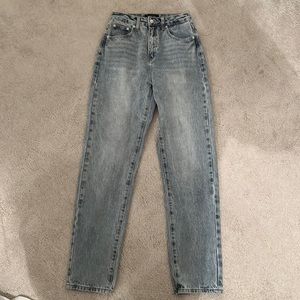 White fox Who’s that straight leg jean washed blue